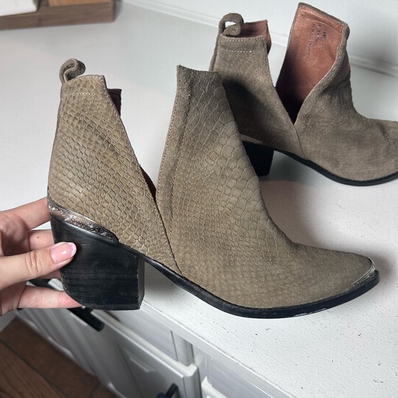 Jeffrey Campbell Textured Ankle Boots Womens 9 Taupe Brown Leather Western He - Picture 6 of 9